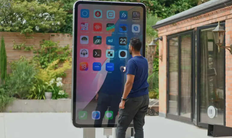 Ентузіасти зібрали найбільший у світі iPhone заввишки 2 метри – і він працює