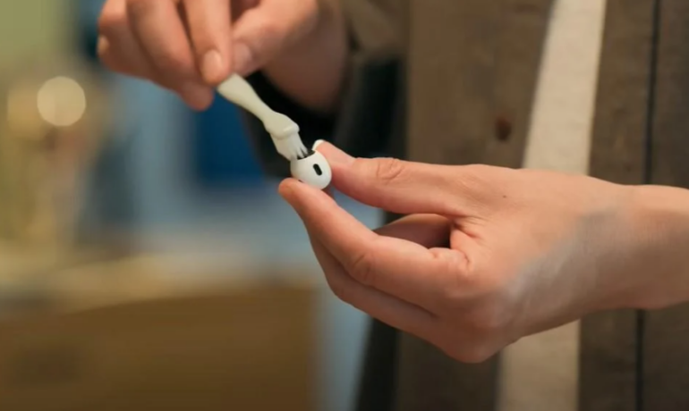 Як правильно чистити навушники AirPods: Apple опублікувала докладне відео
