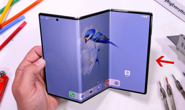 Як легко і швидко зламати тричі складаний смартфон: краш-тест Huawei Mate XT