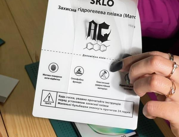 Поклейка плівки на телефон: надійний захист екрану від подряпин та пошкоджень